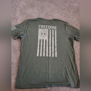 Mens large underarmour tee shirt